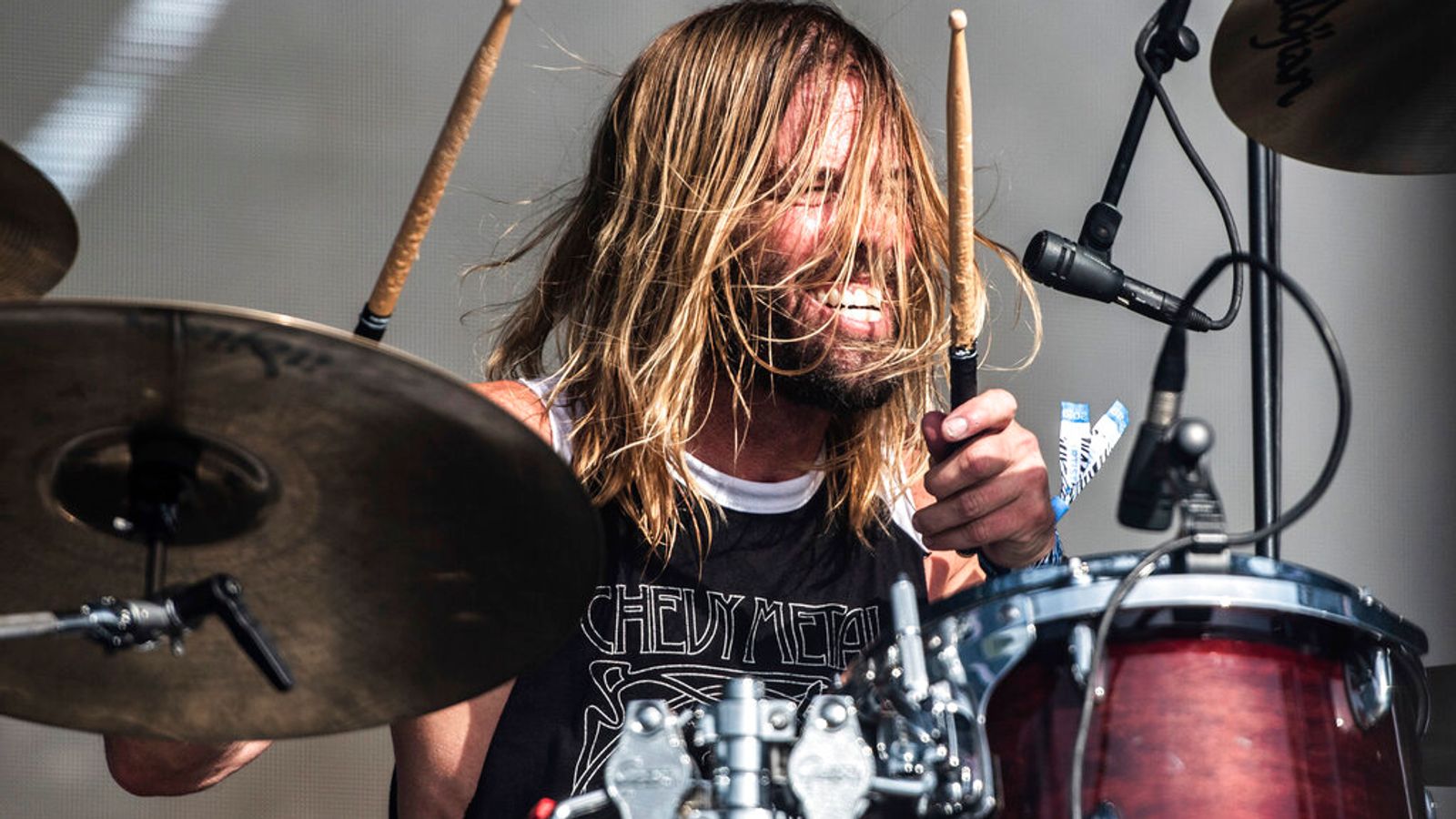You are currently viewing FOO FIGHTERS drummer Taylor Hawkins has died at the age of 50. R.I.P.