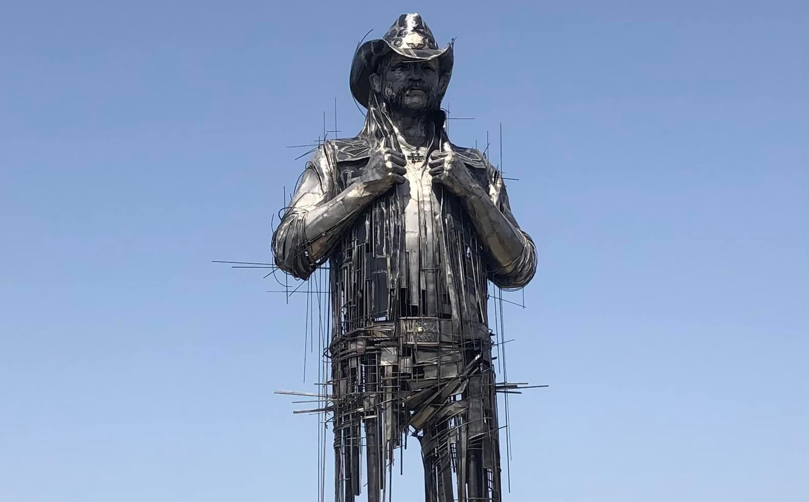 Read more about the article Νέο τεράστιο άγαλμα του LEMMY αποκαλύφθηκε στο Hellfest της Γαλλίας!